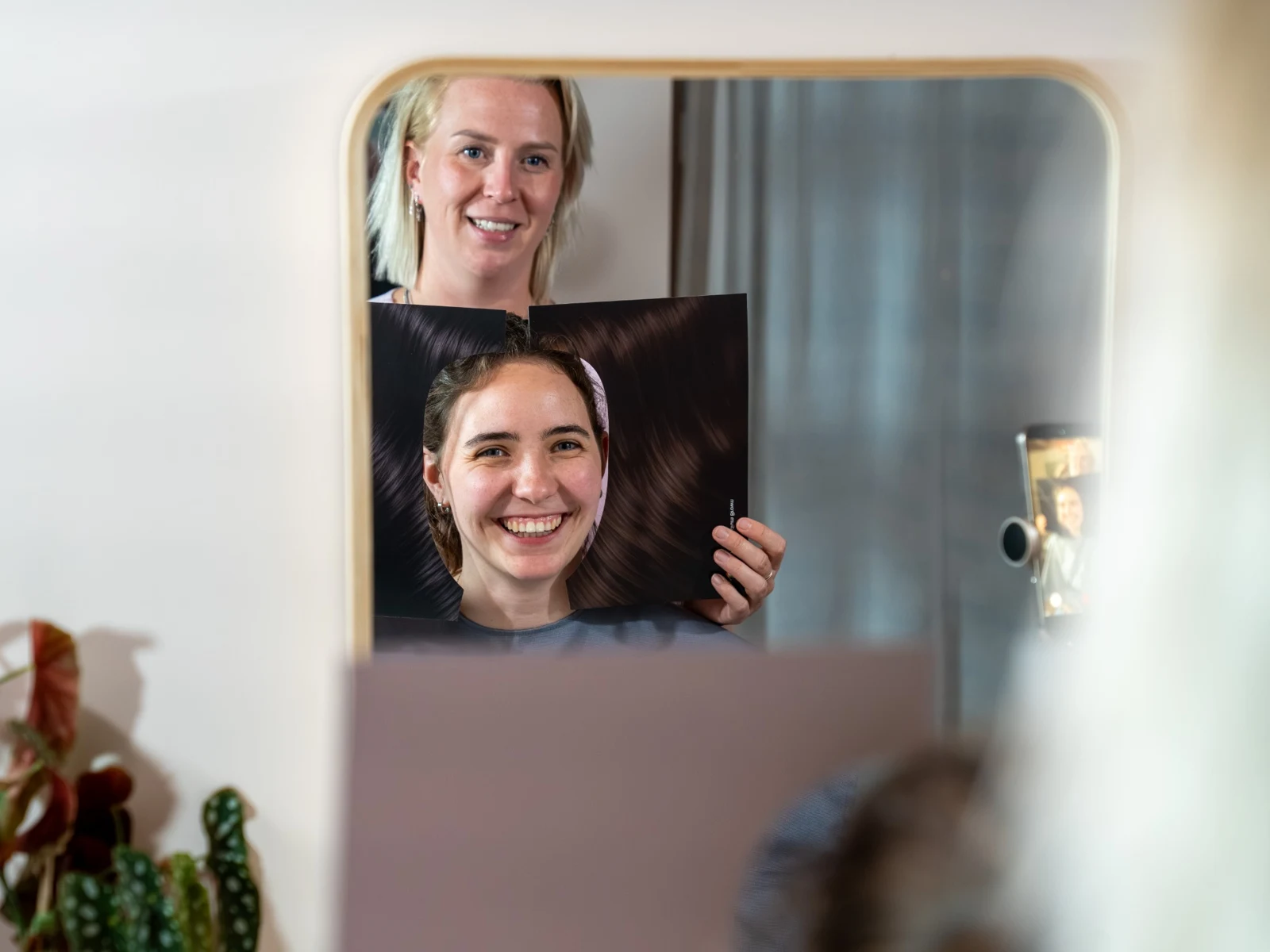 Samen in de spiegel verschillende haarkleuren vergelijken tijdens de kleurenanalyse